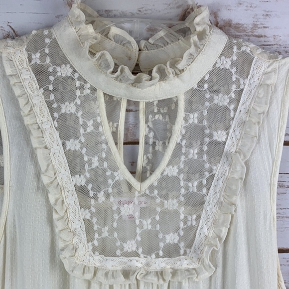 Sleeveless blouse with lace embroidery - Picture 4 of 5
